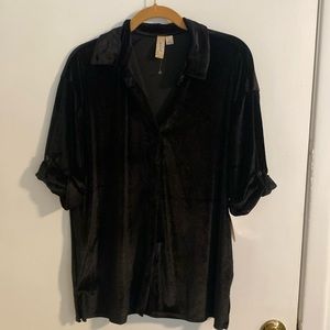 NWT Nisia black crushed velvet button down shirt, top.  Size Large